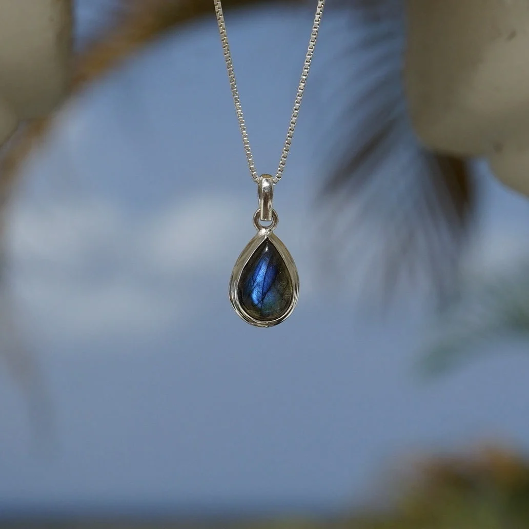 handgemaakte edelsteen hanger van zilver met symbolische betekenis – Leelavadee Jewelry