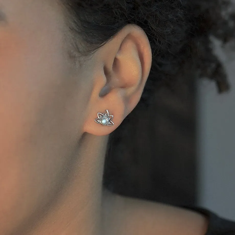 Handgemaakte oorknopjes in zilver bij Leelavadee Jewelry