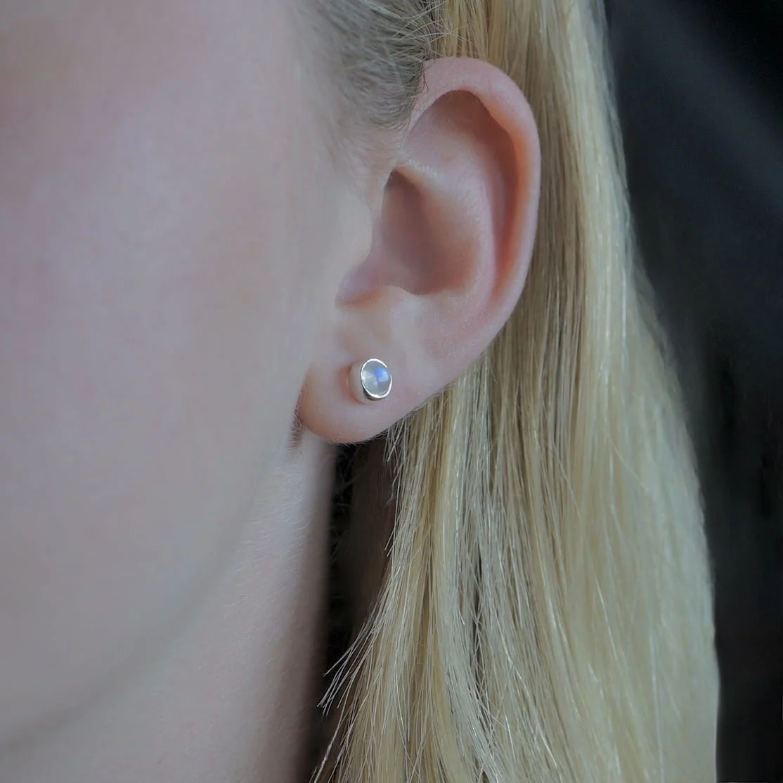 Handgemaakte zilveren edelsteen oorknopjes van Leelavadee Jewelry