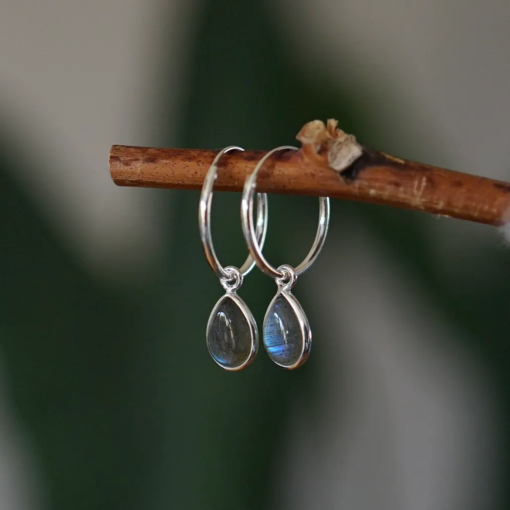 Zilveren edelsteen oorbellen met natuurlijke labradoriet stenen van Leelavadee Jewelry