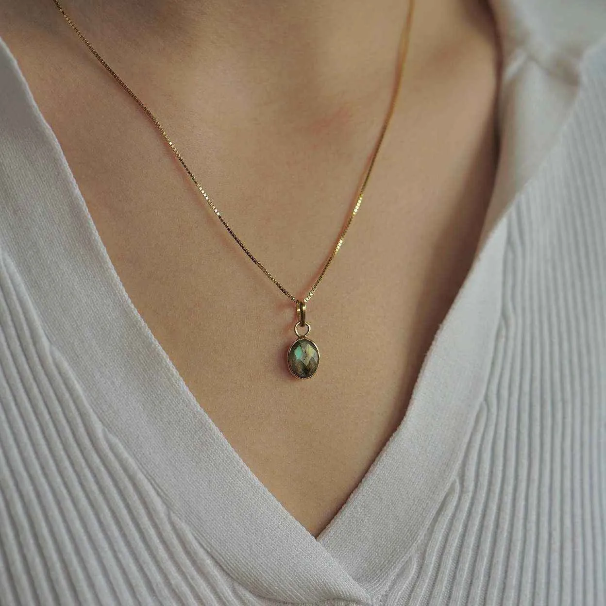 Handgemaakte edelsteen ketting van Leelavadee Jewelry met labradoriet steen
