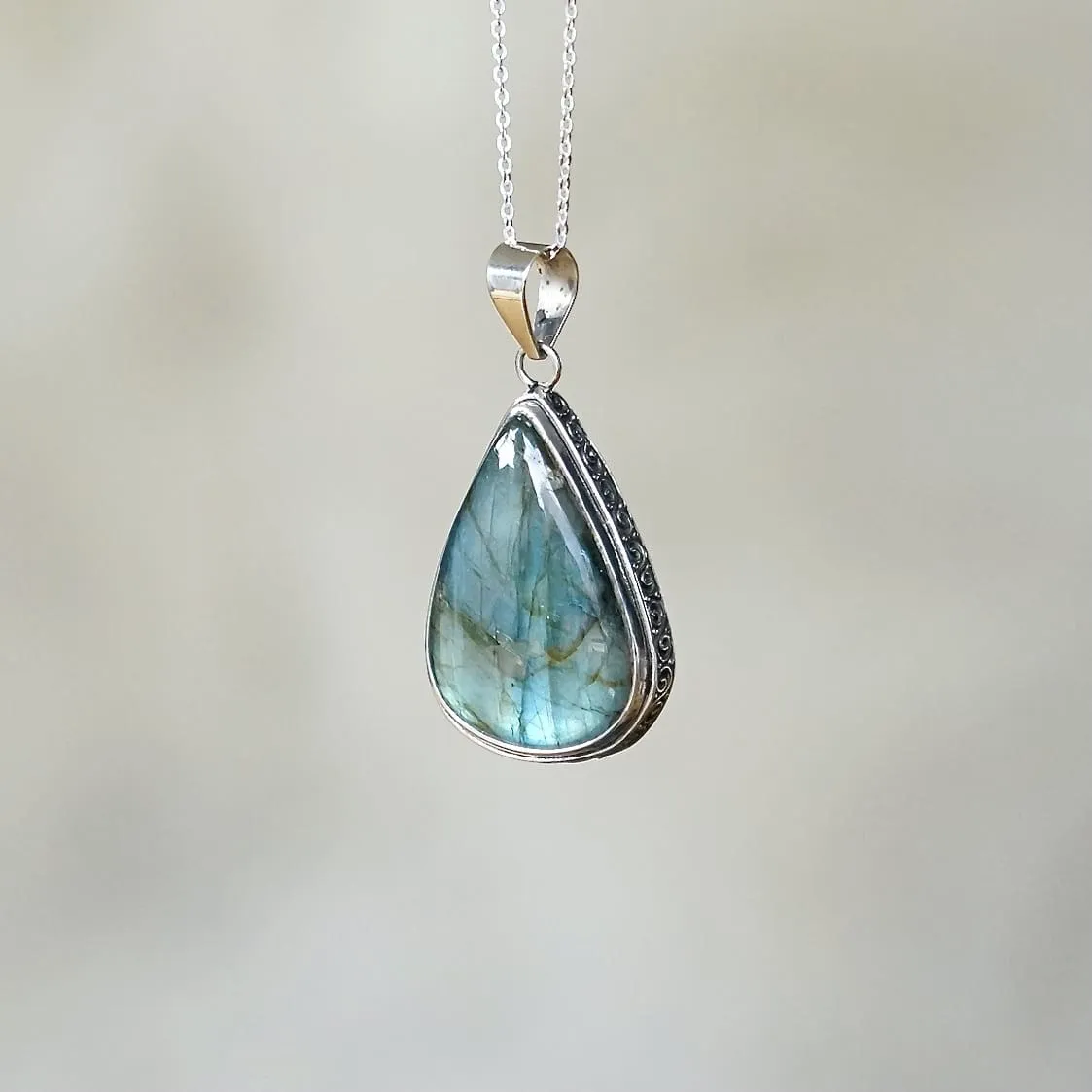 Handgemaakte labradoriet hanger van Leelavadee Jewelry met magische glans