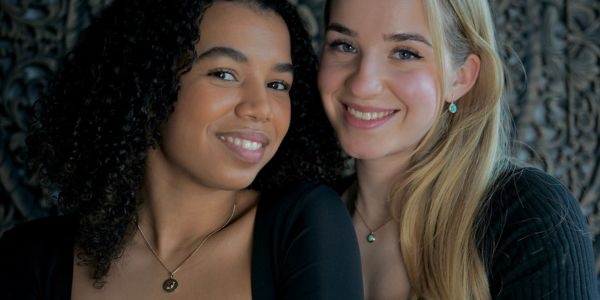 Vrouwen dragen betekenisvolle sieraden