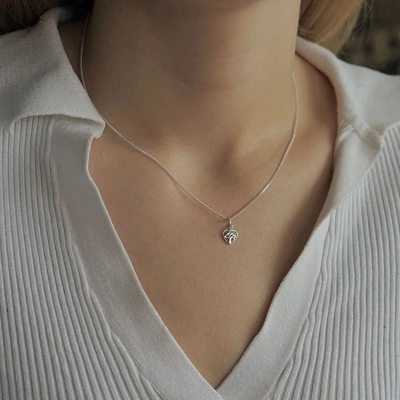 zilveren ketting met hartvormige hanger van Leelavadee Jewelry