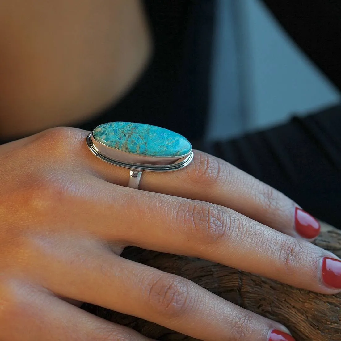 Close-up van turquoise steen in zilveren ring