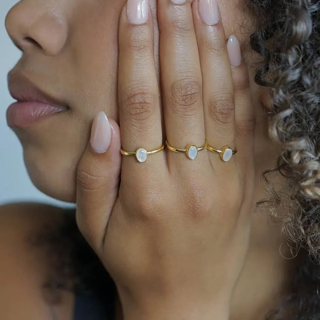 De prachtige maansteen ring Feena van Leelavadee