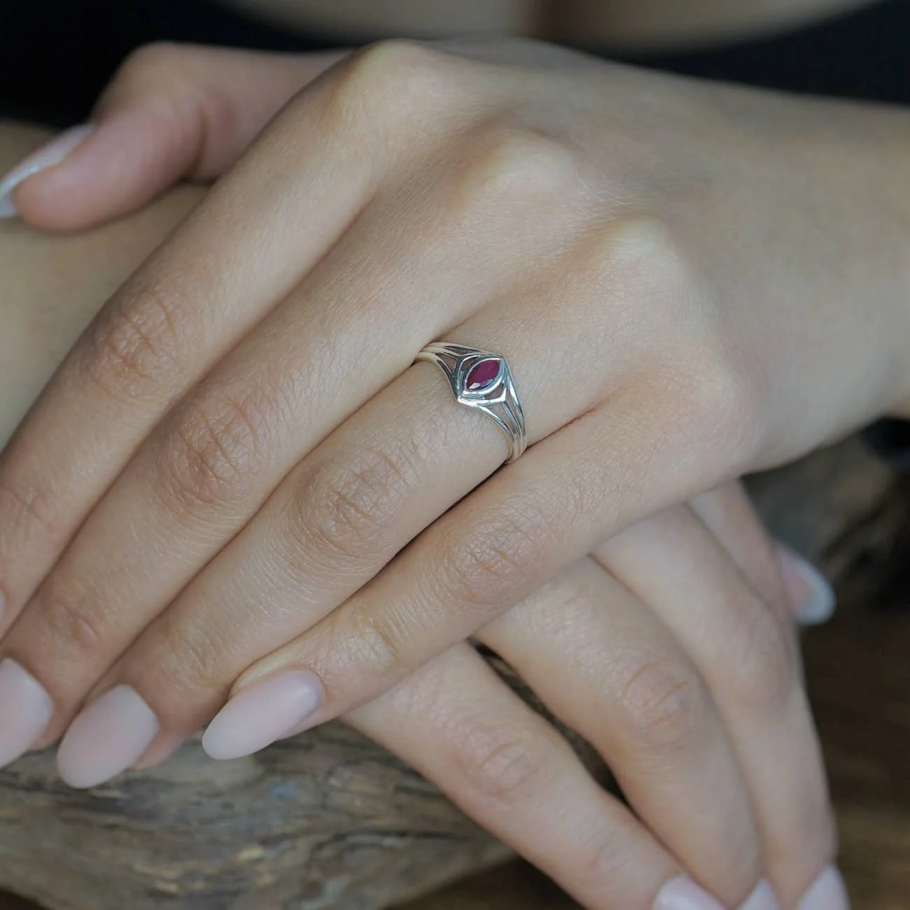 een betekenisvolle geboortesteen ring uit de Leelavadee collectie