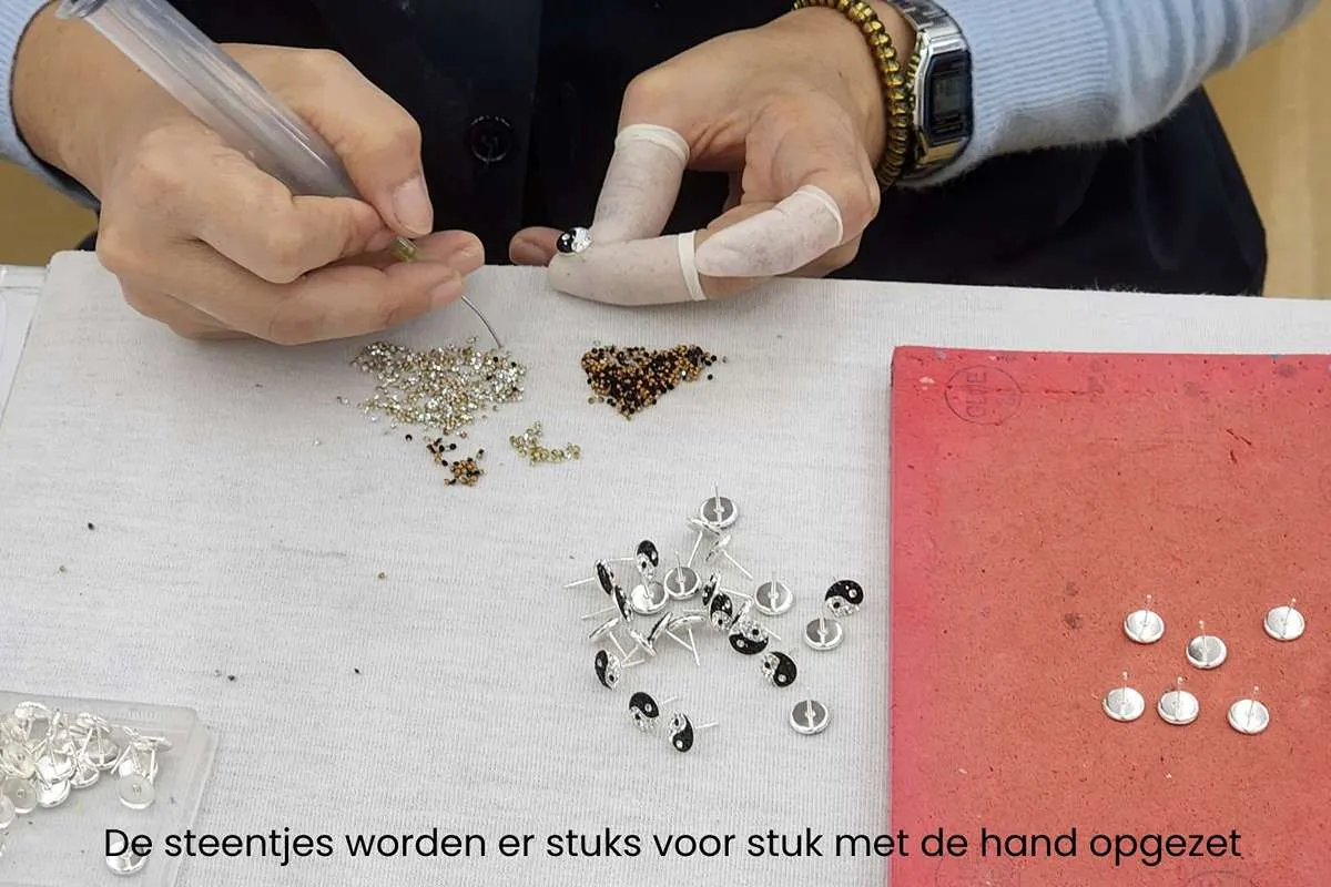 Het plaatsen van de steentjes op onze kinderoorbellen