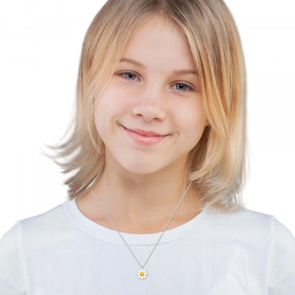Meisje met zilveren kinderketting Madelief