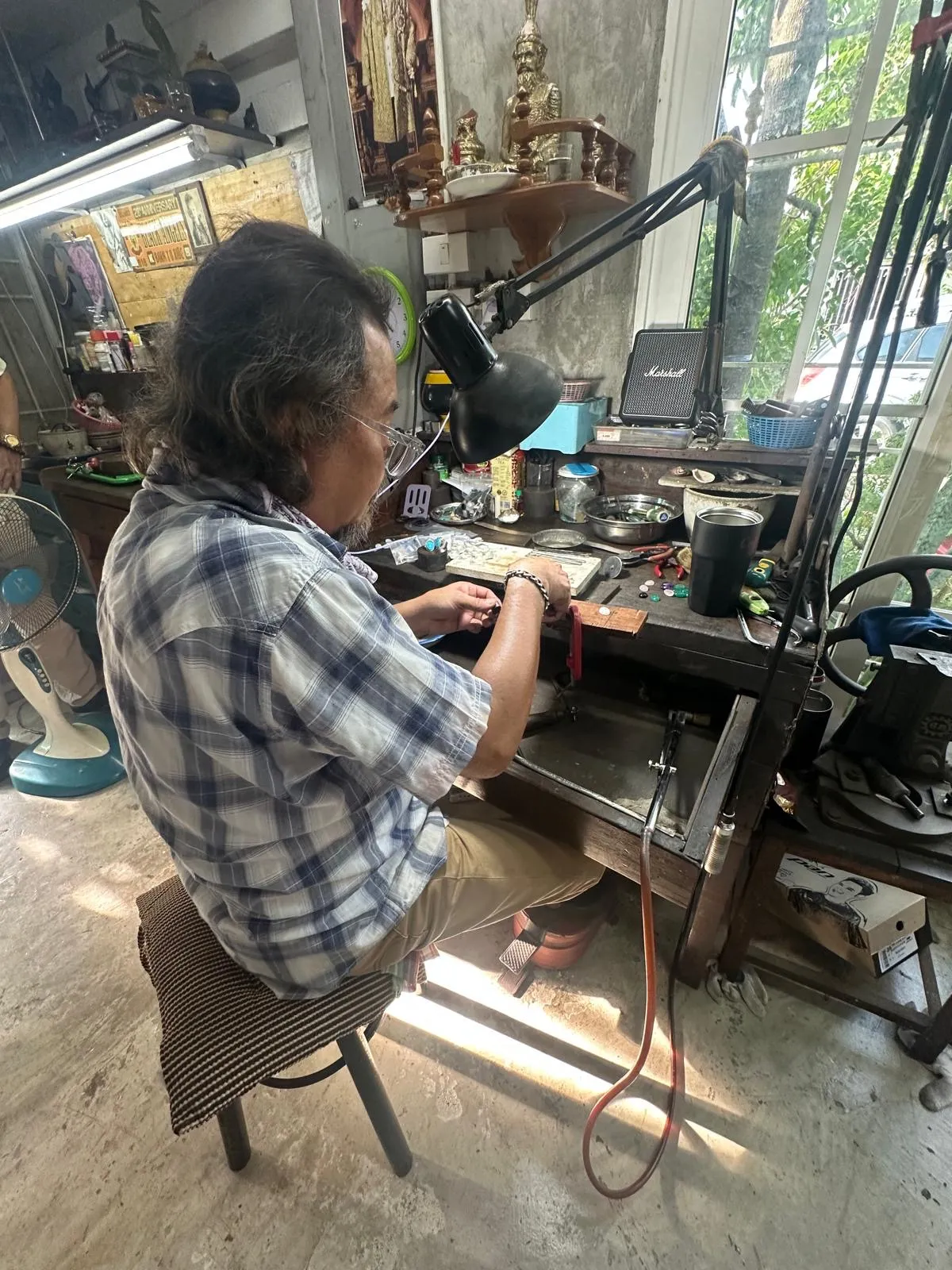 Leelavadee zilversmid aan het werk in zijn ambachtelijke atelier