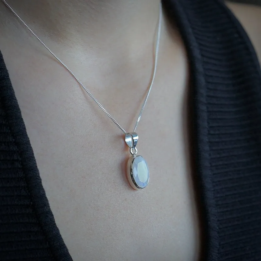 Zilveren ketting met maansteen – handgemaakte edelsteen sieraden van Leelavadee