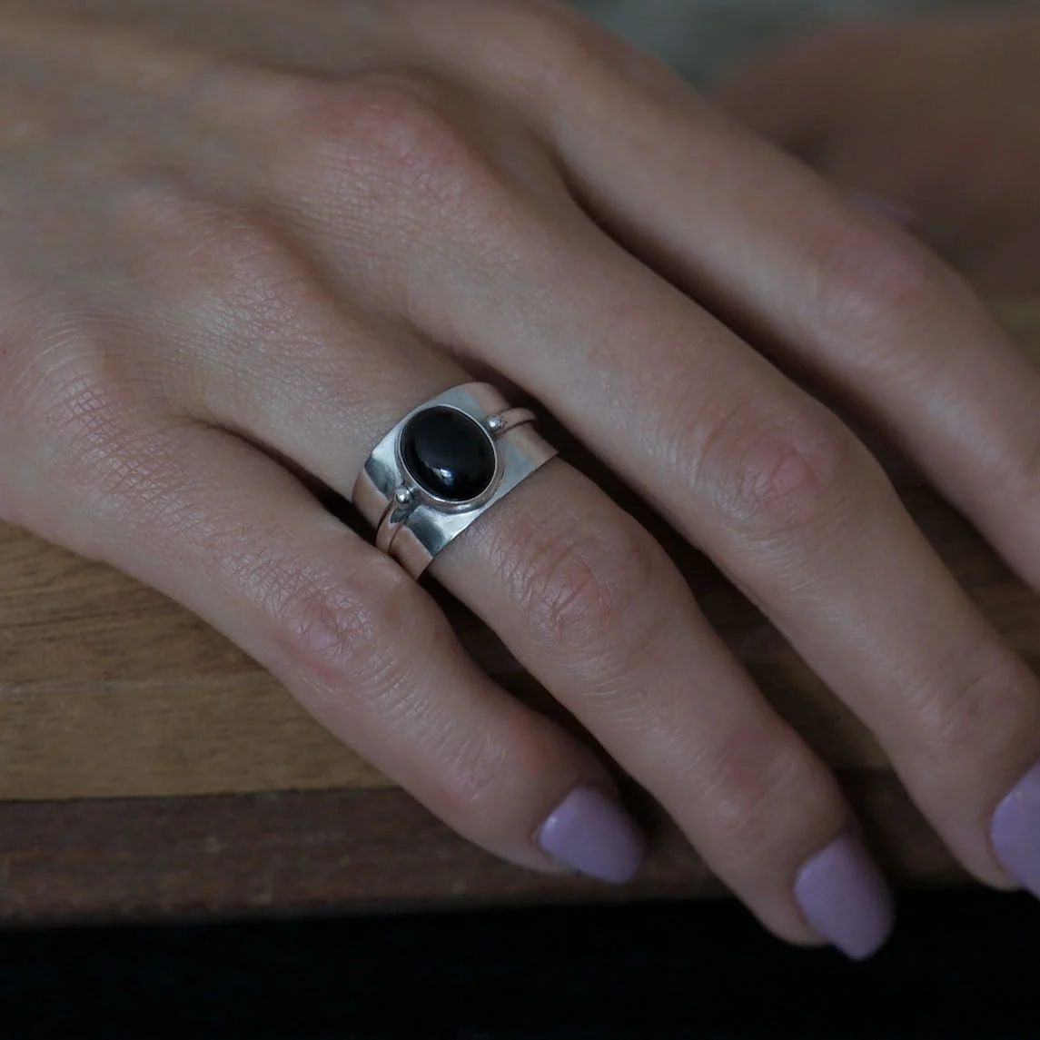 zwarte onyx ring voor bescherming en aarding