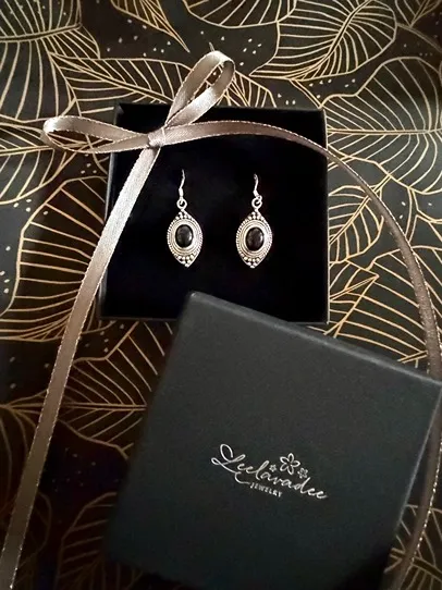 Cadeauverpakking met handgemaakte zilveren oorbellen van Leelavadee