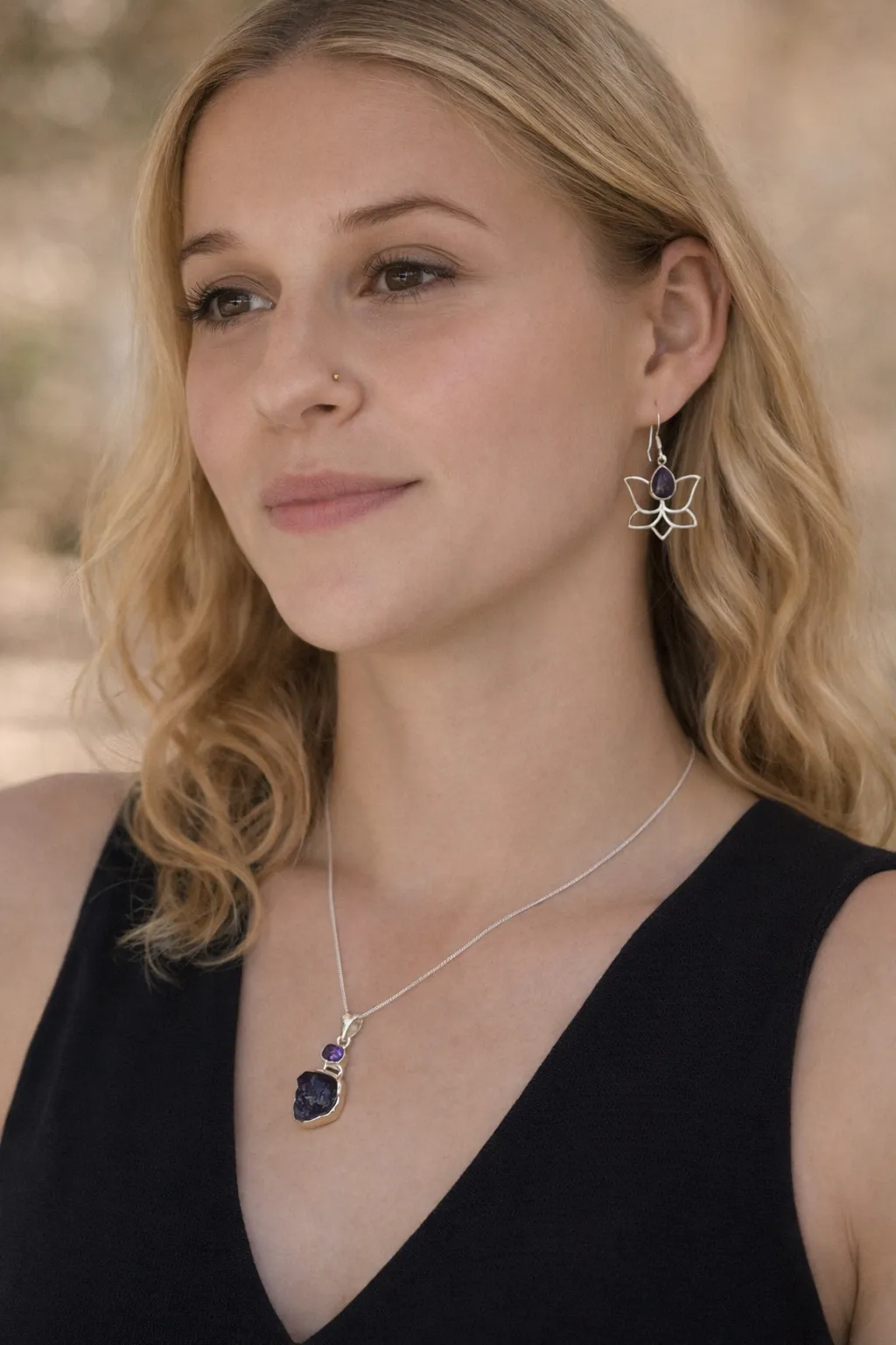 Edelsteen hanger met natuurlijke steen ter hoogte van het hart