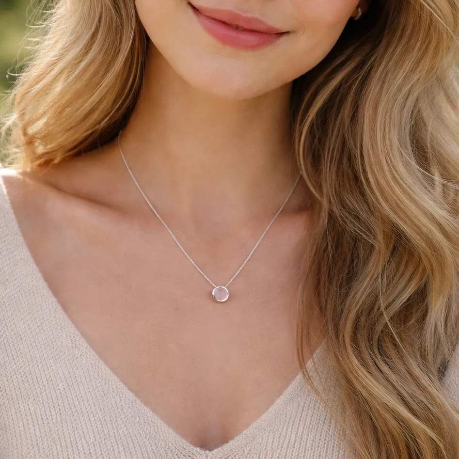 Dame met zilveren rozenkwarts ketting in natuurlijk lente licht