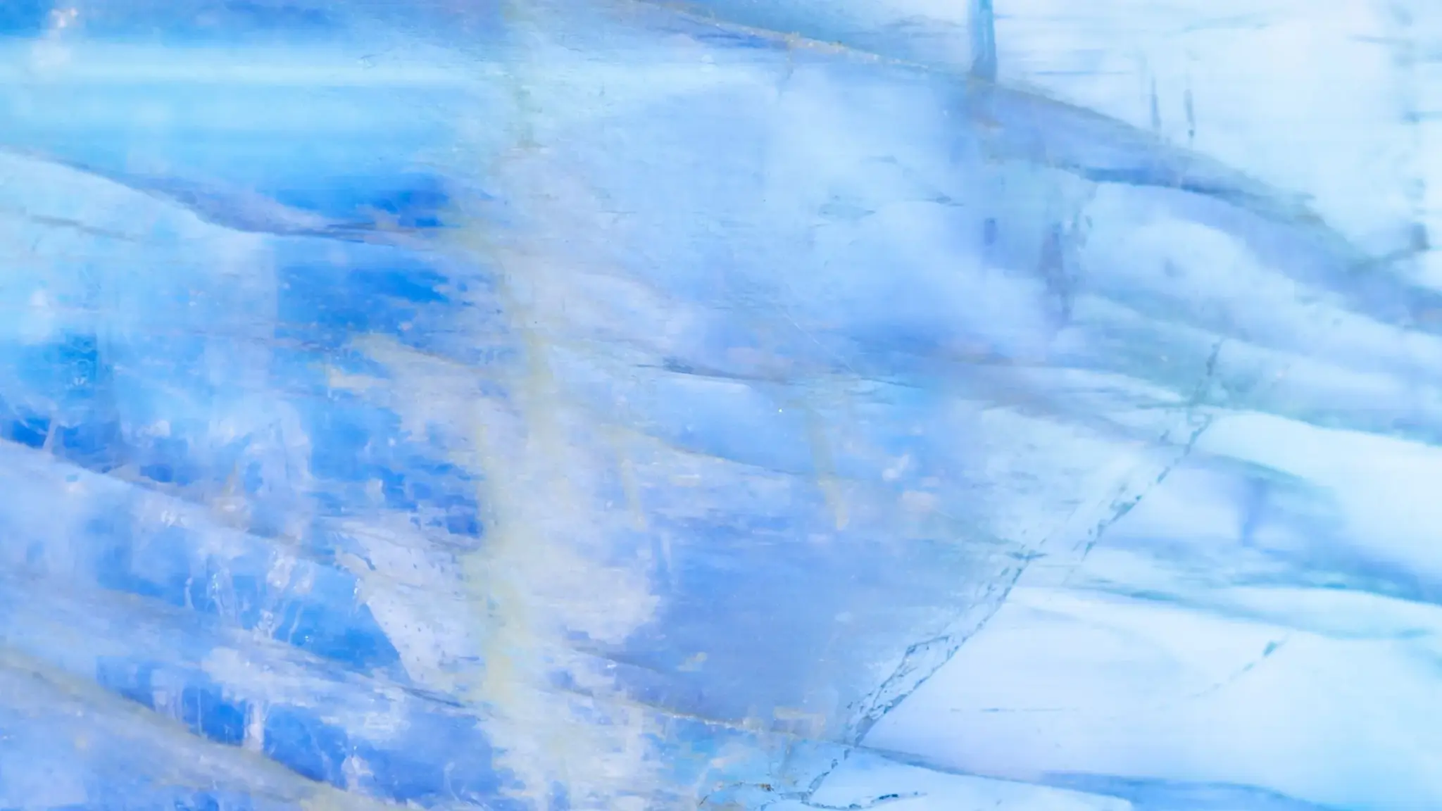 maansteen edelsteen met karakteristiek blauw lichtspel