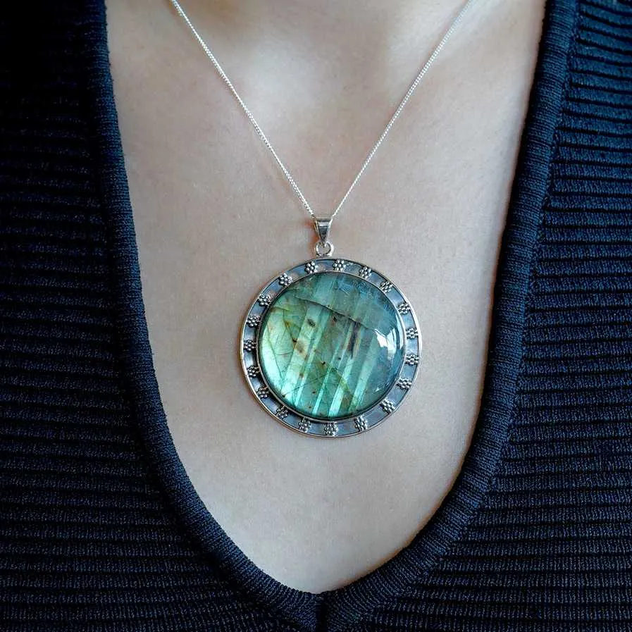 Labradoriet ketting met groene edelsteen in sterling zilver