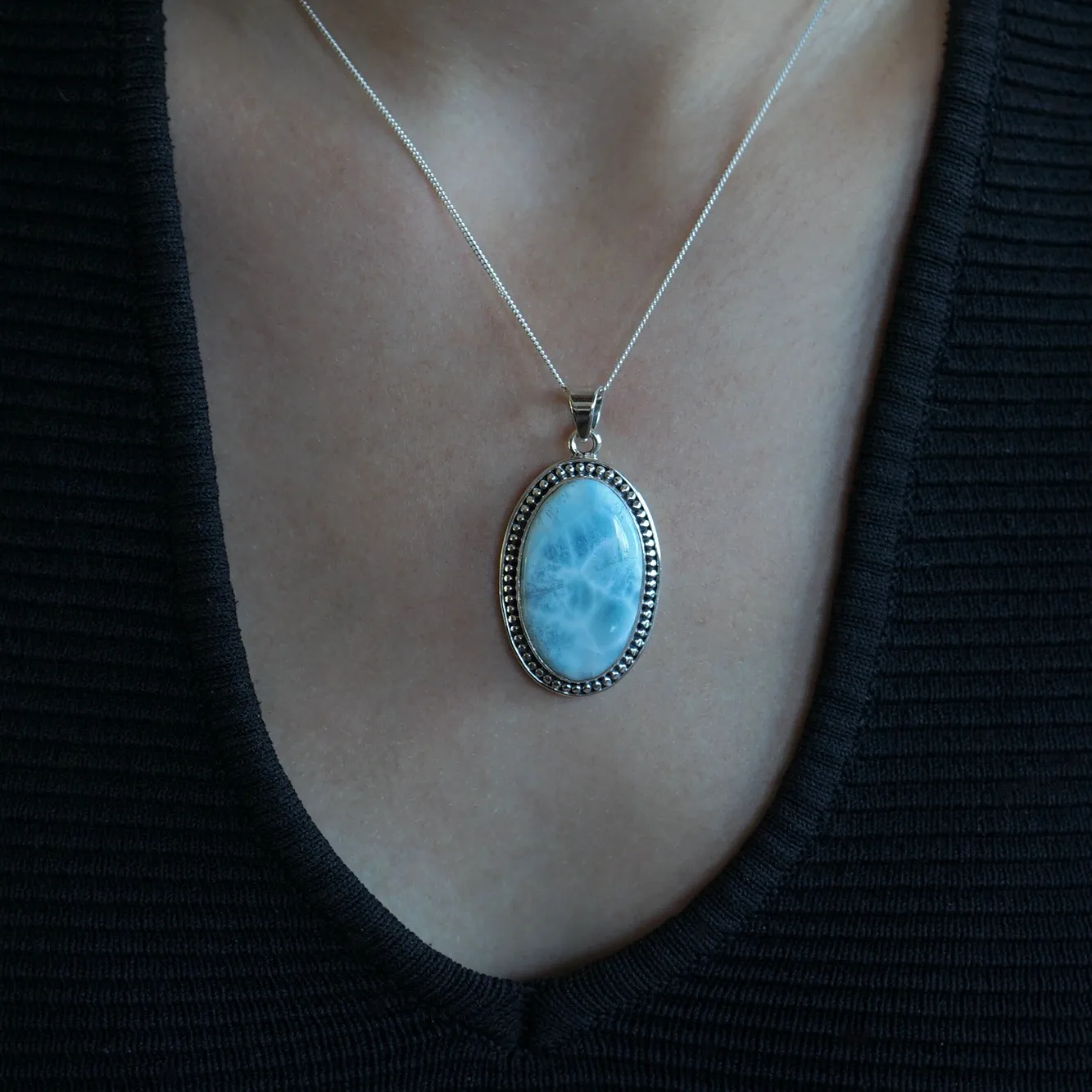 Larimar hanger met blauwe edelsteen in sterling zilver