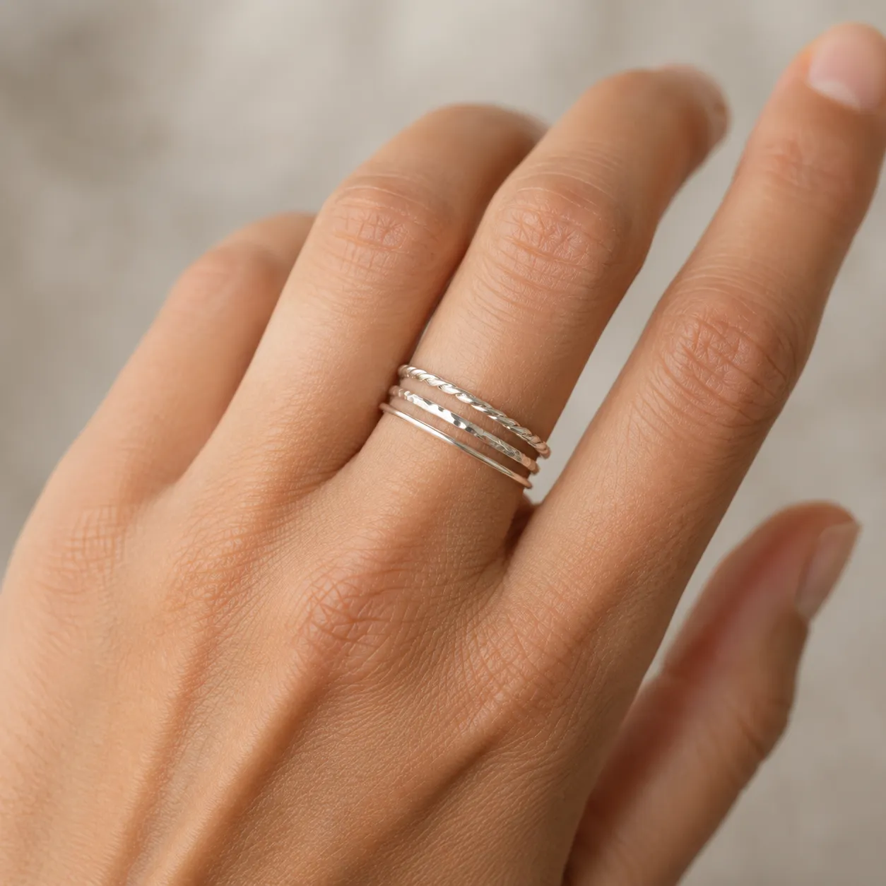 Zilveren stapelringen dames – drie dunne zilveren ringen gecombineerd aan één vinger