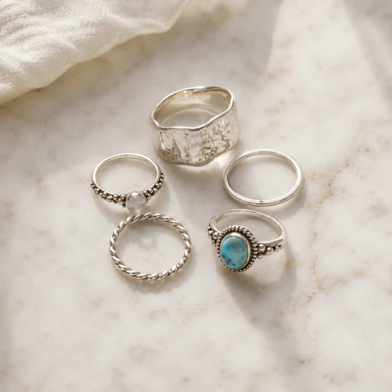 Zilveren ringen combineren – mix van stijlen waaronder turquoise ring, gedraaide ring en brede band