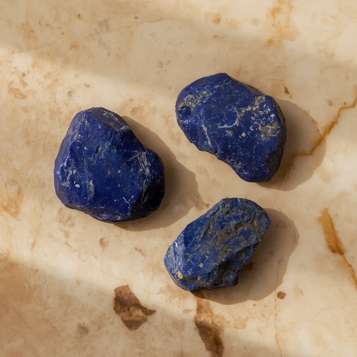 Ruwe lapis lazuli stenen – diepblauwe edelsteen met goudkleurige pyriet spikkels