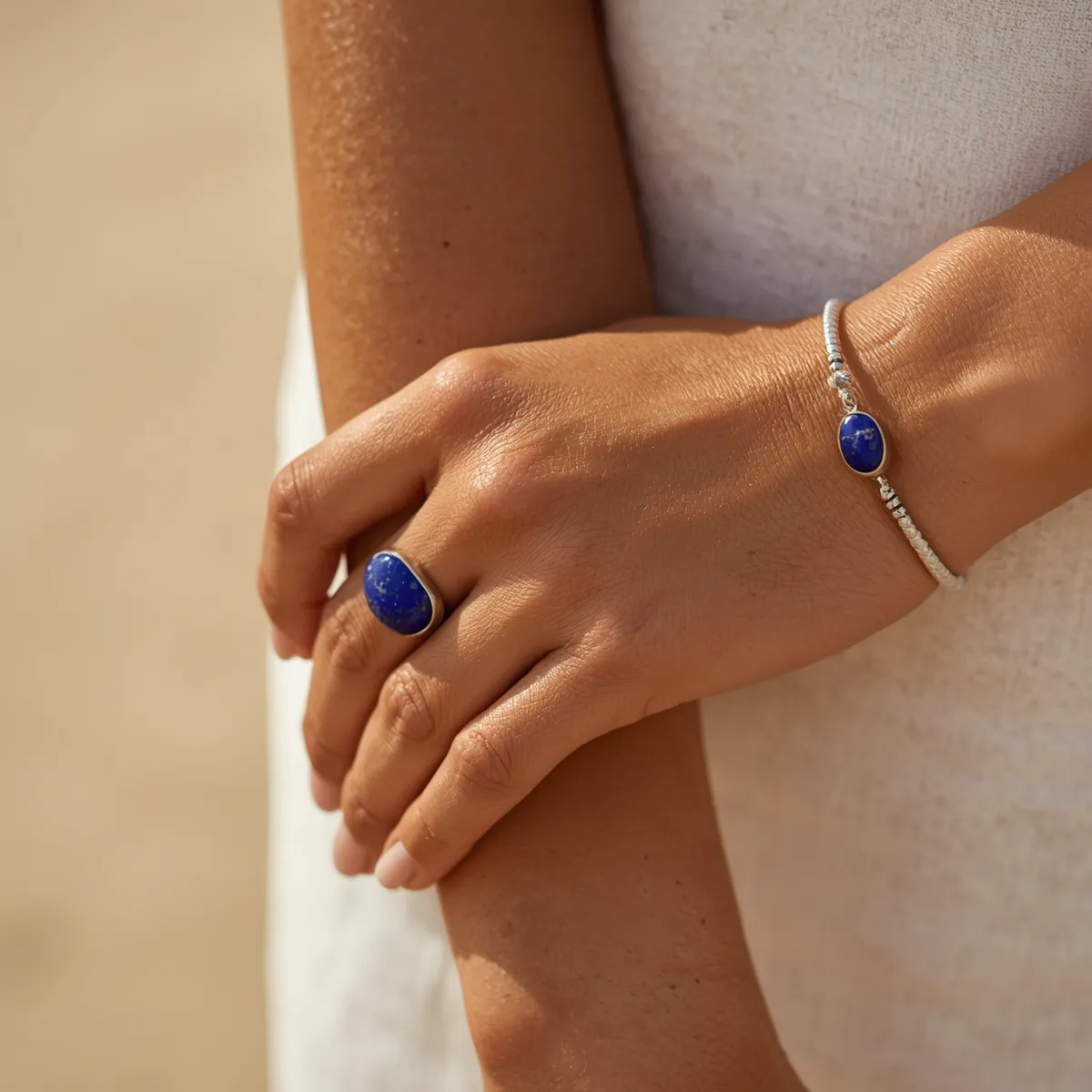 Lapis lazuli ring en armband gedragen – zilveren sieraden met diepblauwe steen