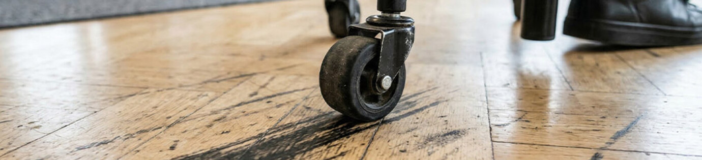 Dlaczego moje kółko zostawia smugi na podłodze? Oto co możesz zrobić