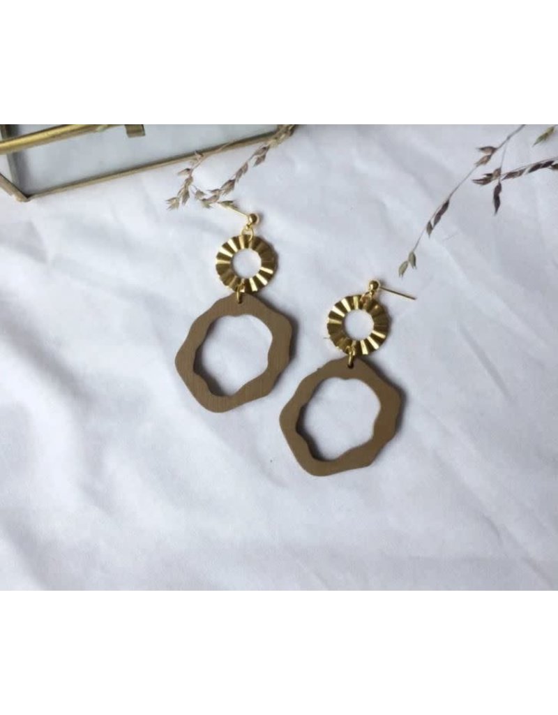 Woood Jewels Oorstekers - goudverguld + hout - Nina camel