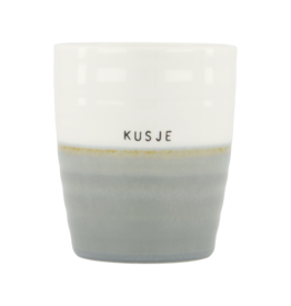 Zusss Koffiemok 'Kusje' -  grijsblauw/wit
