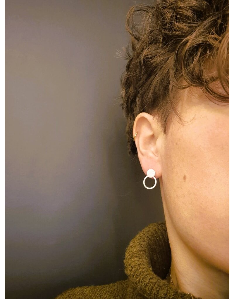 Katwalk Zilver Zilver oorstekers - Gehamerd rondje met los ringetje