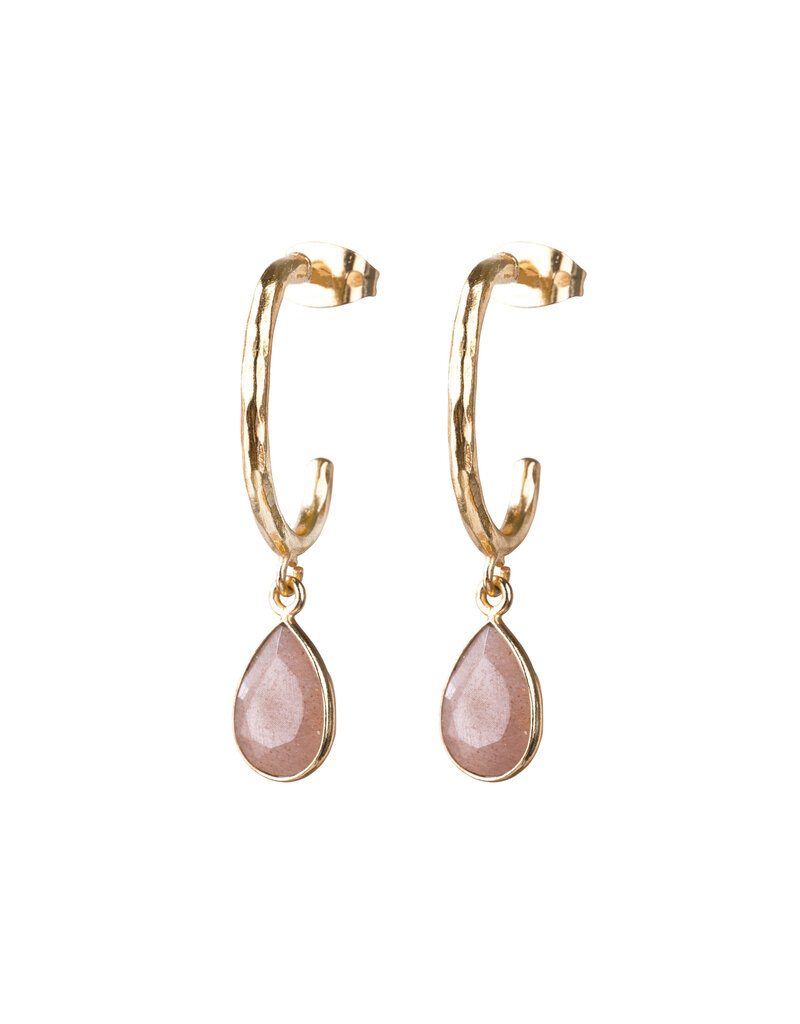 a beautiful story Oorstekers - Admiring Peach Moonstone 22K gold plated