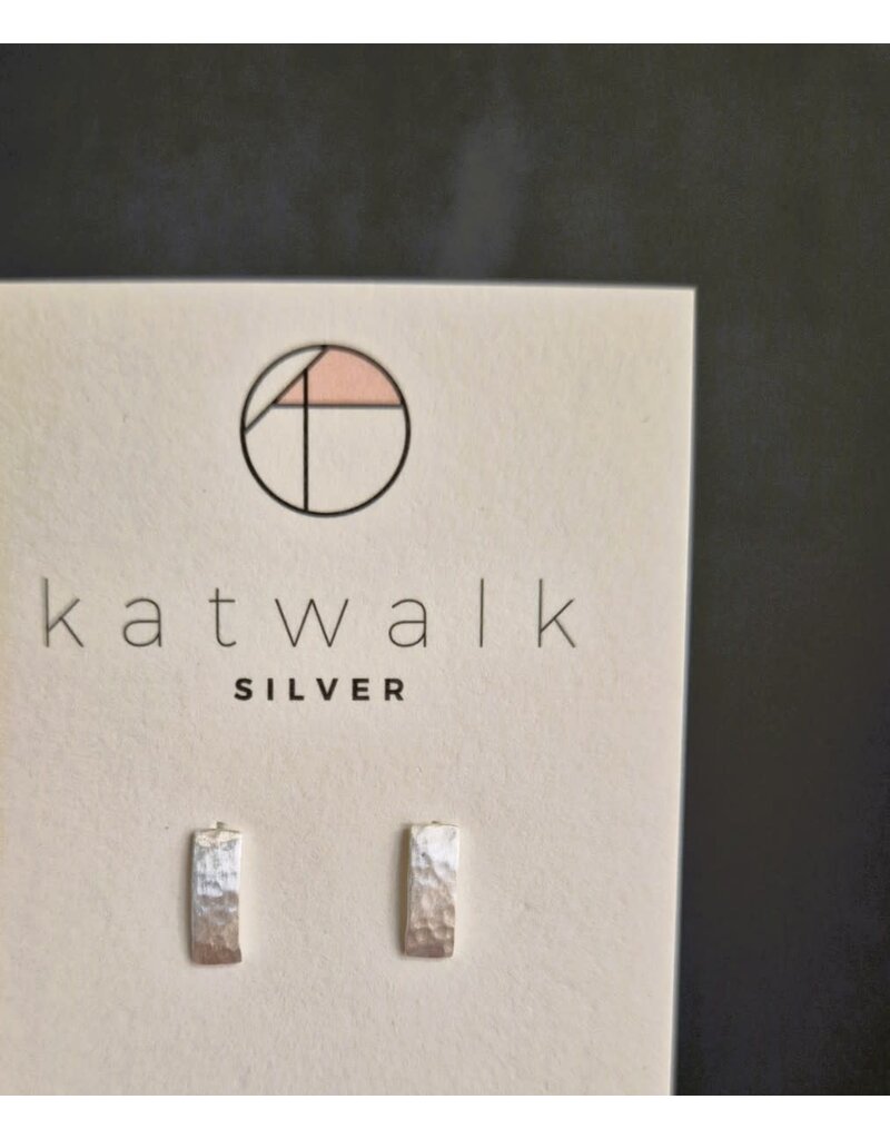 Katwalk Zilver Zilver oorstekers - verticaal gebogen gehamerde plaatjes 1cm