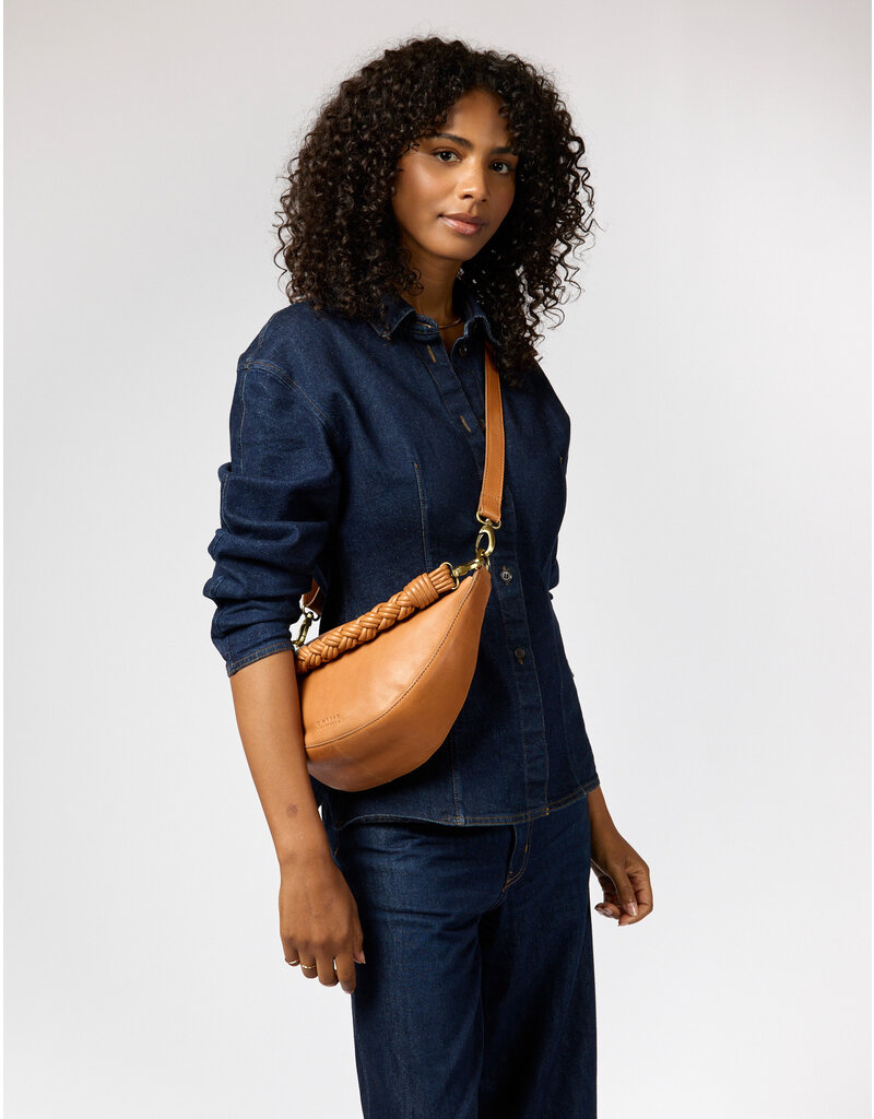O MY BAG Leo Midi Wild Oak Soft Grain Leather met extra gevlochten riem