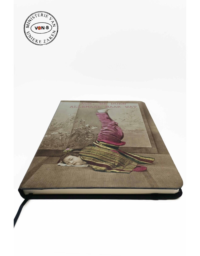 Ministerie van Unieke Zaken Notitieboekje (gelijnd) 'Ach, we doen allemaal maar wat'