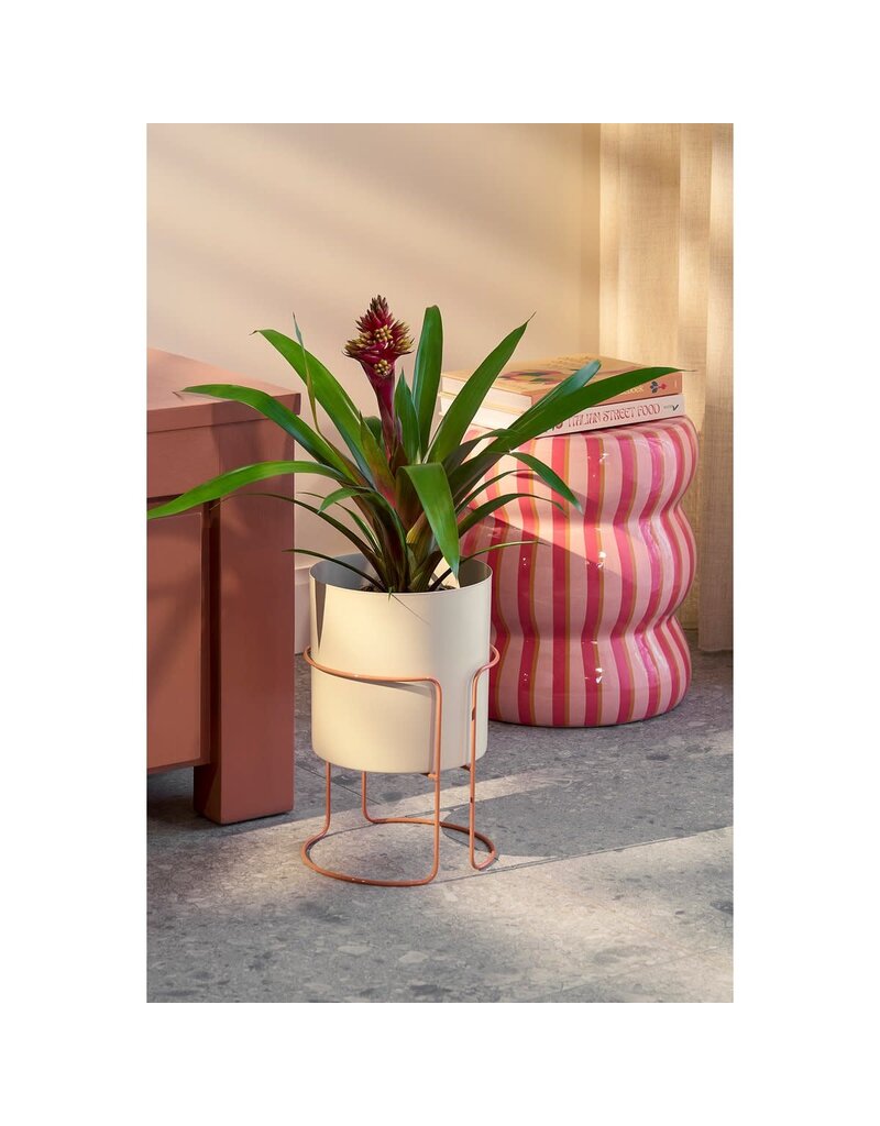 Mica Decorations Collins Bloempot op standaard - H33 x Ø22 cm - Metaal - Off-white -perzik