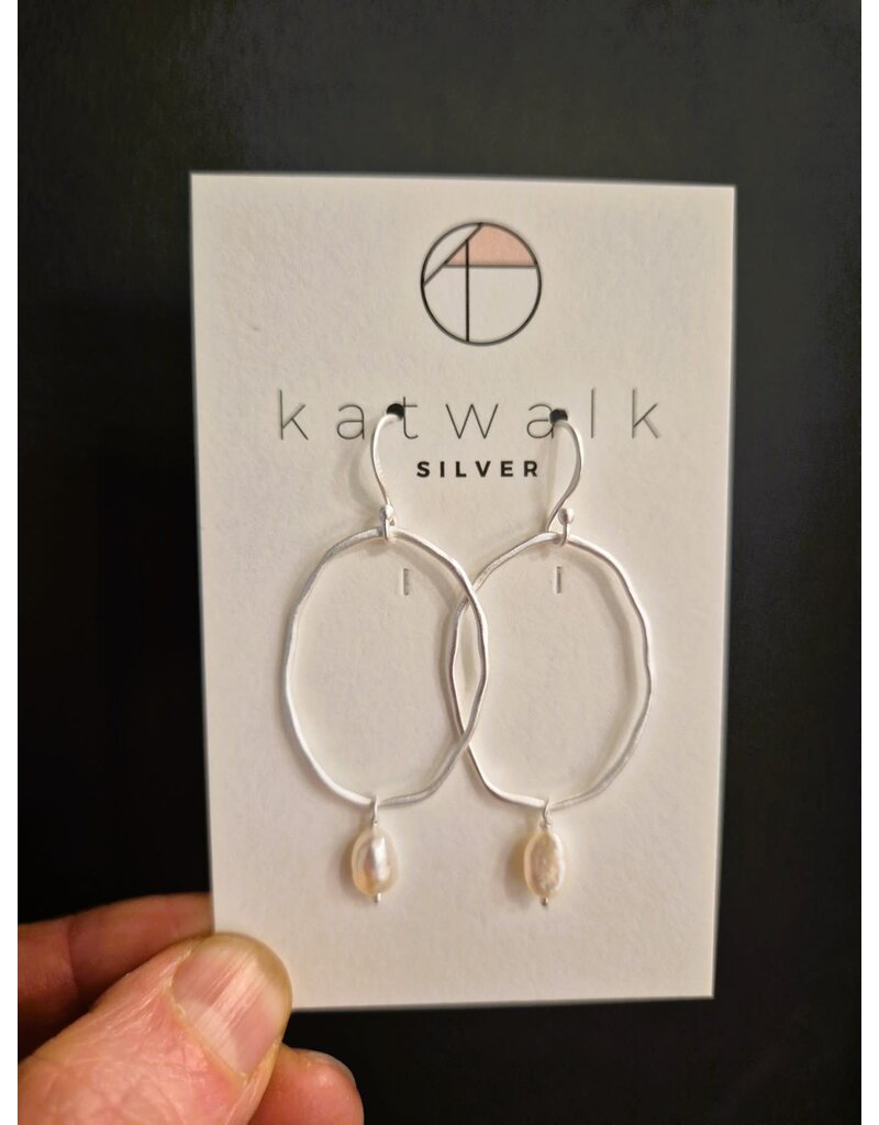 Katwalk Zilver Zilver oorhangers - fijn ovaal met pareltje