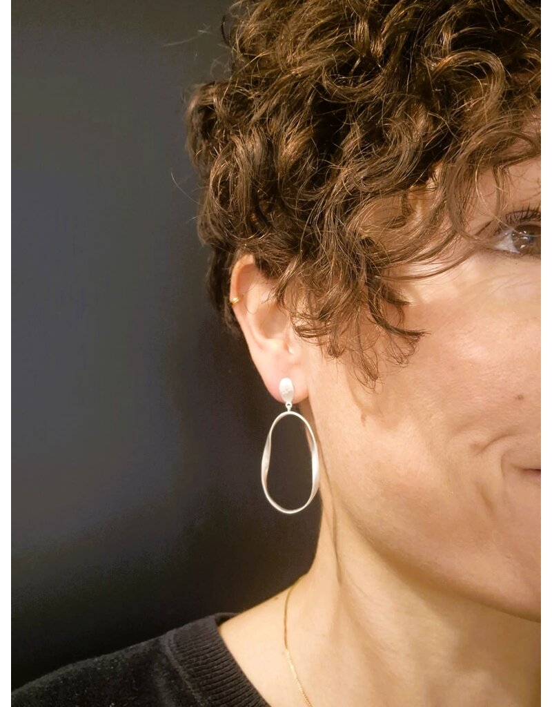 Katwalk Zilver Zilver oorstekers - gehamerd rondje met gedraaide ovaal