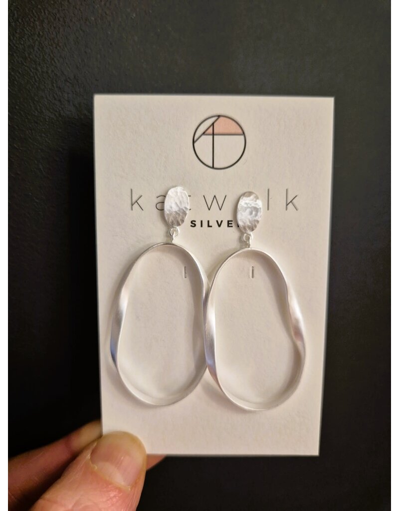 Katwalk Zilver Zilver oorstekers - gehamerd rondje met gedraaide ovaal