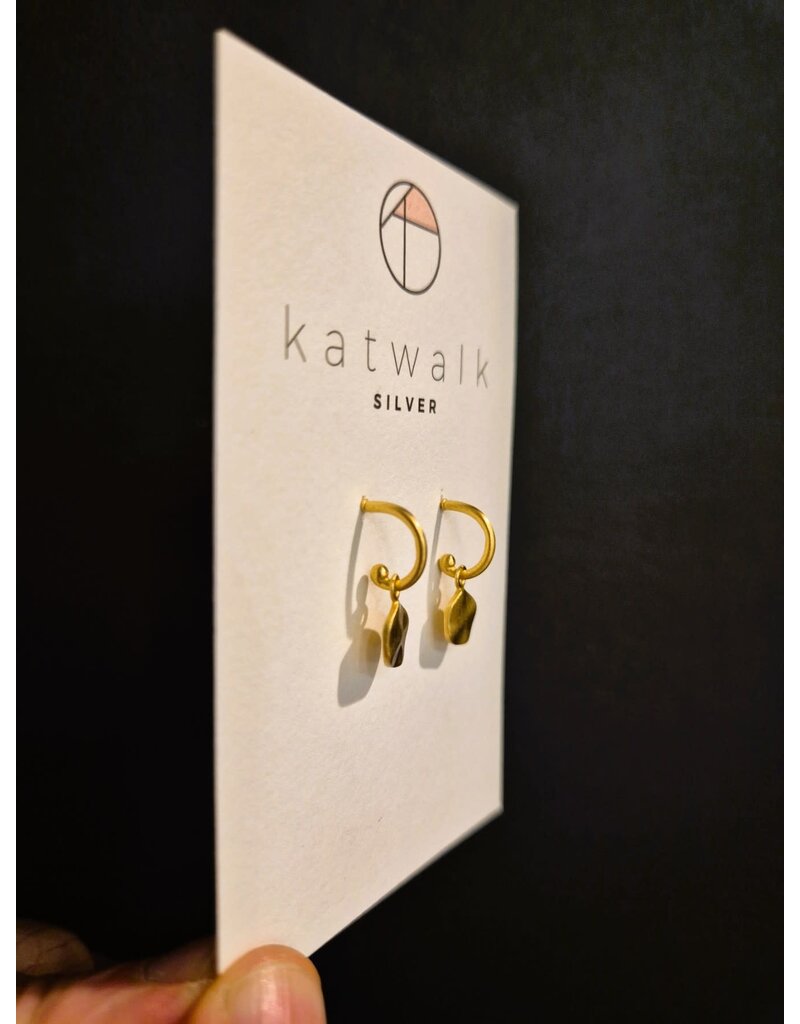 Katwalk Zilver Verguld zilver oorstekers - ringetje met bedeltje