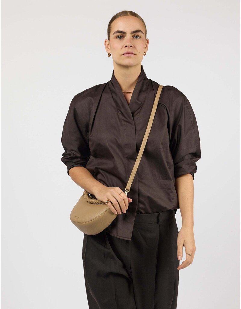 O MY BAG Leo Mini Twisted Handle - Dark Sand Soft