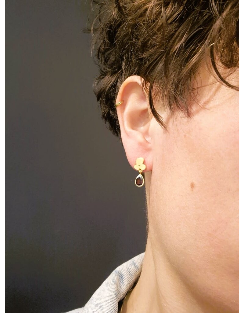 Katwalk Zilver Vergulde oorsteker met donkerrood steentje