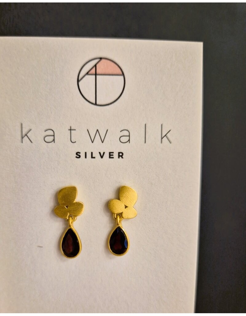 Katwalk Zilver Vergulde oorsteker met donkerrood steentje