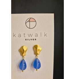 Katwalk Zilver Vergulde oorstekers - amorf 3D met hemelsblauwe steen