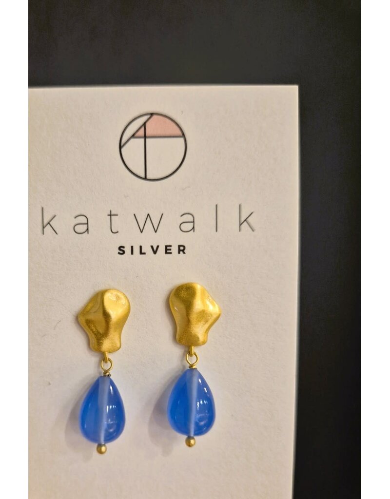 Katwalk Zilver Vergulde oorstekers - amorf 3D met hemelsblauwe steen