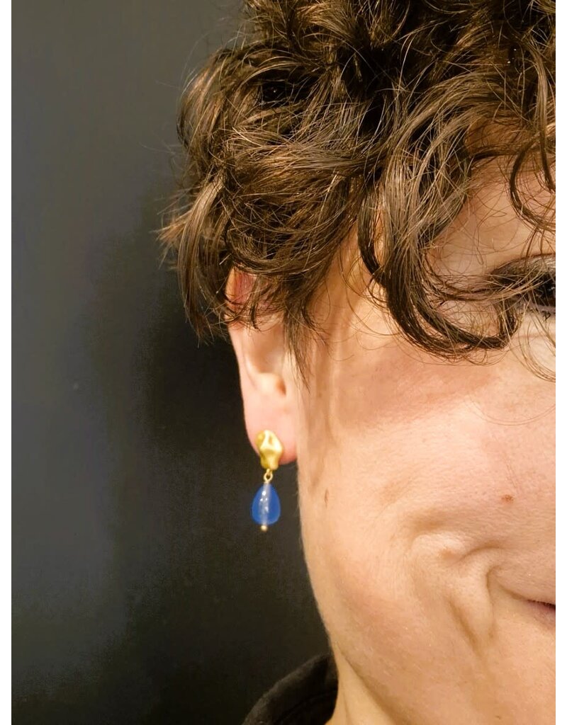 Katwalk Zilver Vergulde oorstekers - amorf 3D met hemelsblauwe steen