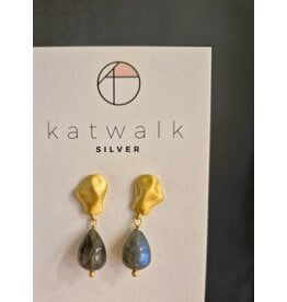 Katwalk Zilver Vergulde oorstekers - amorf 3D met parelmoer steen