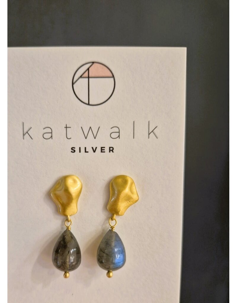 Katwalk Zilver Vergulde oorstekers - amorf 3D met parelmoer steen