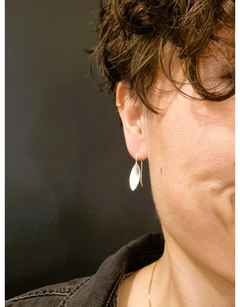 Katwalk Zilver Zilver oorhanger - bladvormig kuipje