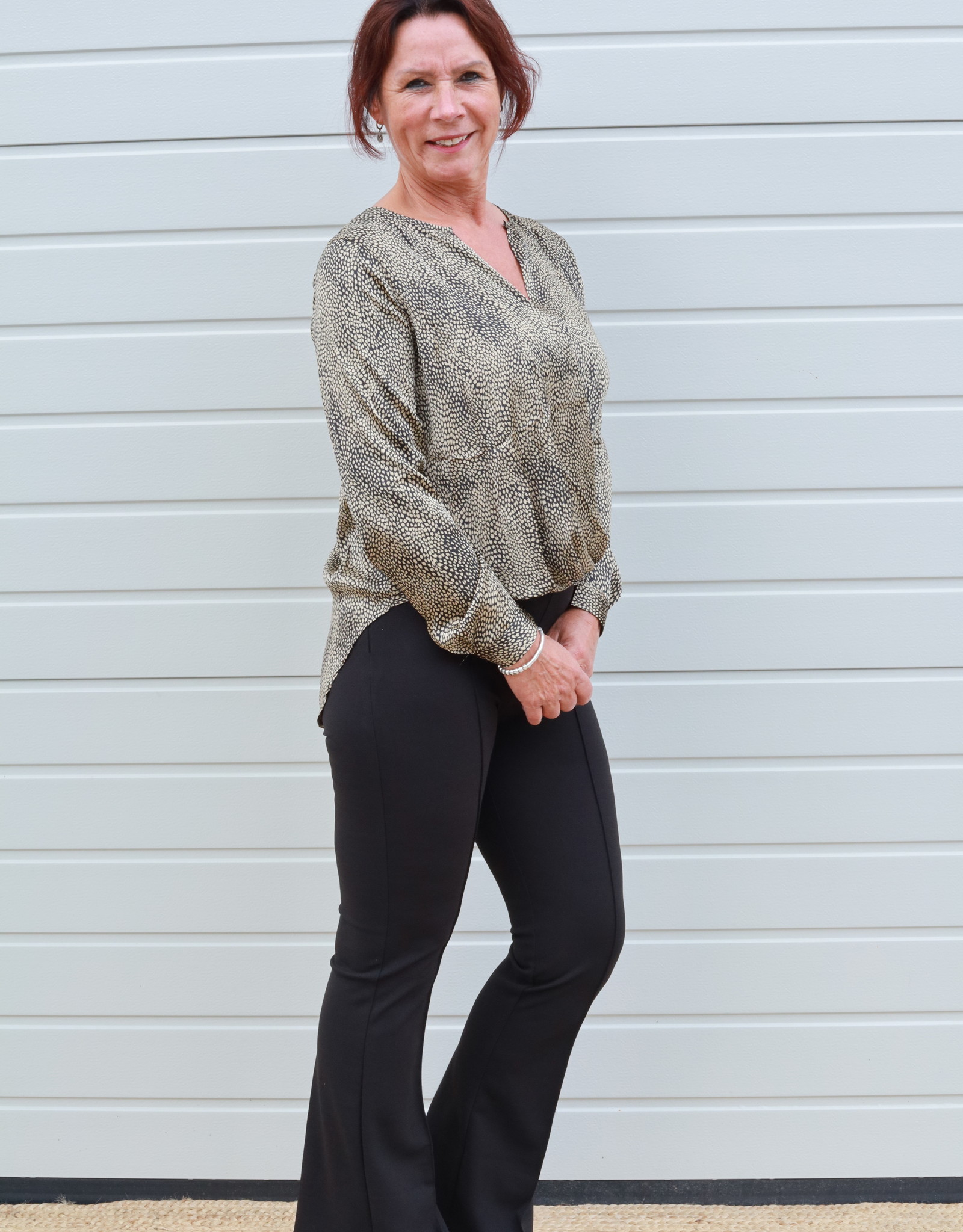 Zwarte pantalon met flared pijpen