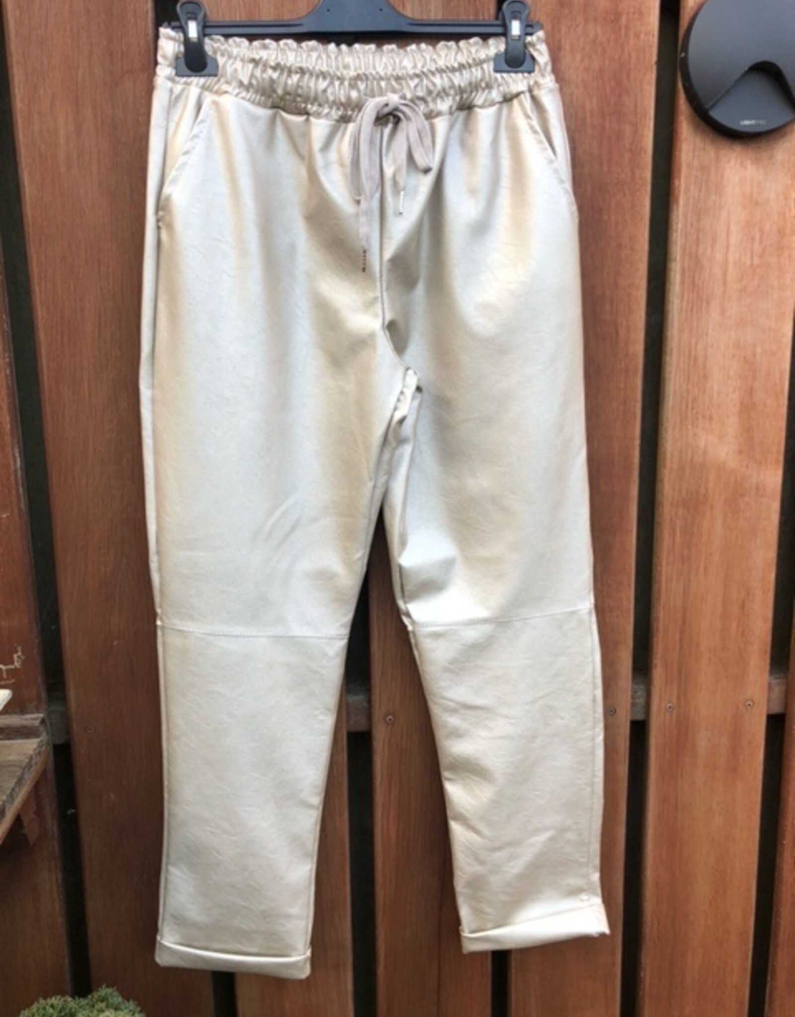 Faux leather jogger goud